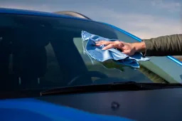 Lavare l’auto: quali sono i panni per pulirla bene dentro e fuori?