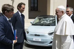 Stellantis in visita da Papa Francesco con la 500 elettrica