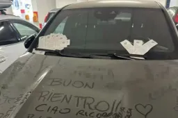 Parcheggia l’auto nel centro commerciale per non pagare all’aeroporto: sommerso da multe e insulti