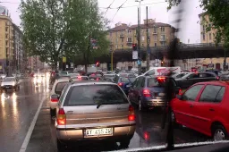 Parco auto italiano, poche elettriche e tante auto troppo vecchie