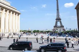 A Parigi più l'auto è pesante più paghi il parcheggio: tariffe folli