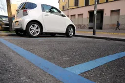 Tenere il posto nel parcheggio per qualcuno è un reato, lo dice la Cassazione