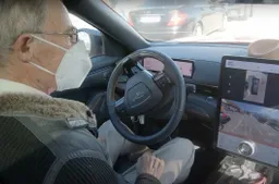 A 87 anni compra una Ford Mustang Mach-e: "è l'auto del futuro"