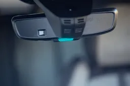 Gamma ibrida Peugeot: un LED blu indica la marcia in elettrico