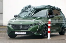 Trapelate in rete le prime immagini senza veli della nuova Peugeot 308