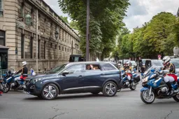 La Peugeot 5008 di Macron sfila a Parigi