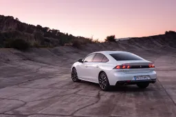 Peugeot 508 Hybrid: linee da coupé, consumi da ibrida plug-in