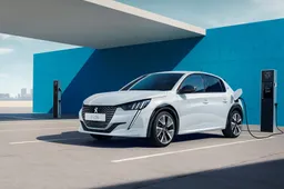 Peugeot e-208 si rinnova: ha 156 CV e un'autonomia da prima della classe