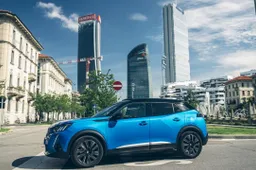 Peugeot e-2008: primo contatto, motore, autonomia e prezzi