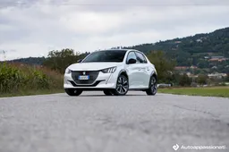 Peugeot e-208 | Prova su strada, interni, motore e prezzi