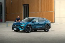 Prova Peugeot e-408: l'elettrica francese è elegante e ha tanta autonomia. Pregi e difetti