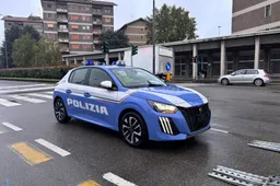 La Peugeot 208 elettrica indossa la divisa della Polizia di Stato