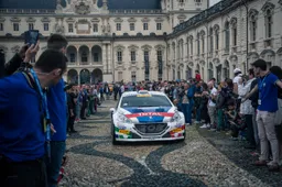 Andreucci e la sua Peugeot 208 T16 acclamati alla Supercar Night Parade