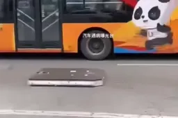 Auto elettriche cinesi, che flop: la batteria si è staccata [VIDEO]