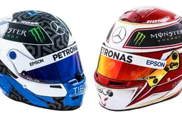 Police entra in F1 e corre sui caschi di Lewis Hamilton e Valtteri Bottas