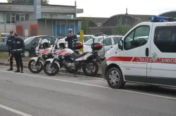 Gira senza patente da 10 anni e con la targa rubata: tenta la fuga