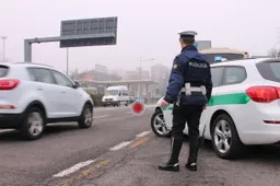 Senza patente da 36 anni, sorpreso a un posto di blocco: la multa è da record