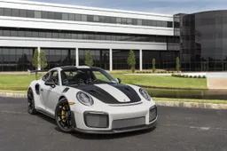 La nave carica di Porsche 911 GT2 RS affonda? Nessun problema...