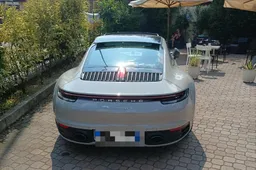 Ruba una Porsche 911 per andare al bar: la vicenda è incredibile