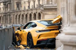 Porsche 911 contro i muri del Louvre, cosa sta succedendo