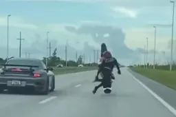 Drag Race tra Porsche e una moto: l’epilogo è da brividi [VIDEO]