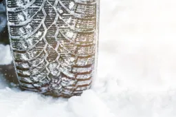 Dal 15 novembre scatta l’obbligo gomme invernali o catene: come guidare sicuri questo inverno