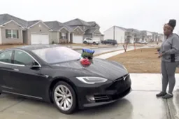 Regala Tesla alla figlia, ma lei non la vuole: "Non mi piacciono le auto elettriche"