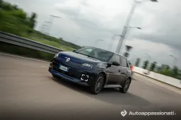 Jeremy Clarkson promuove la Renault 5 E-Tech: “Fantastica. Peccato non esista a benzina”