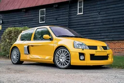 Renault Clio V6: questo esemplare con pochi chilometri è da collezionisti