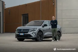 Prova su strada Renault Rafale Full Hybrid 2025: l'ammiraglia francese da oltre 50.000 euro