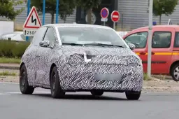 Renault Twingo 2026, le prime foto spia della quarta serie: stile ispirato alla Mk1 e quattro porte