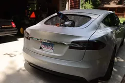 Percorre 3.000 km con la sua Tesla Model S grazie...alla benzina [VIDEO]
