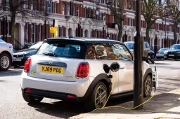 Ricaricare l’auto attaccandosi ai lampioni: al via il progetto