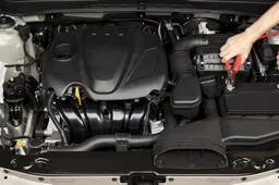 Auto con la batteria scarica? Ecco come caricarla