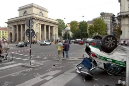 Polizia Municipale colpisce una Ferrari e si ribalta in centro a Milano