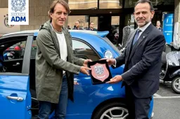 Roberto Mancini riceve una 500 Abarth sequestrata al narcotraffico