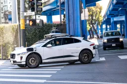 Il robotaxi Waymo ha investito un ciclista: sono realmente sicuri?