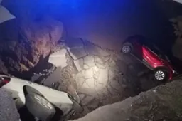 A Roma si apre una voragine: due auto ci finiscono dentro