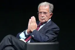 "Stellantis è totalmente in mano ai francesi", a dirlo l'ex premier italiano