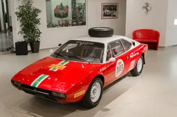 Rossocorsa vuole firmare l’impresa: al via della Pechino-Parigi con la Ferrari 308 GT4