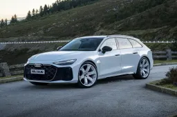 Nuova Audi RS 6 Avant: la familiare più cattiva di sempre diventa ibrida (e velocissima)