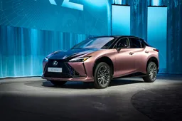 Lexus RZ 450e: autonomia, motori e interni del SUV elettrico giapponese