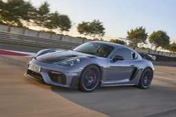 Porsche 718 Cayman GT4 RS: l’evoluzione estrema. Motore, info e prezzo