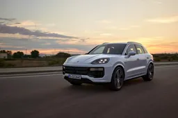Porsche Cayenne Turbo: più potenza con il V8 ibrido, la GT va oltre