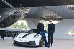 Porsche: -1,7 miliardi di utili e taglio di 3.900 posti di lavoro, ma va tutto bene
