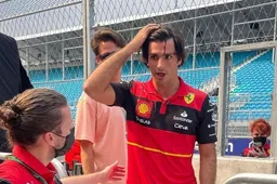 Incidente ai box del GP Miami per Carlos Sainz, che male [VIDEO]