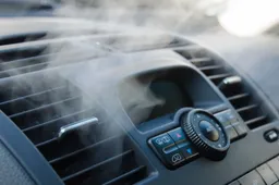 Come si eliminano batteri, polveri e odori dagli interni di una auto?