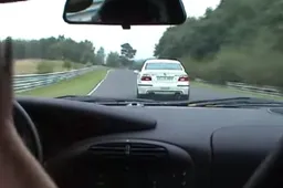 Una Porsche 911 GT3 rincorre Sabine Schmitz al Nurburgring: cattiva idea [VIDEO]
