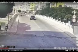 Questo VIDEO agghiacciante mostra una Tesla Model 3 senza controllo