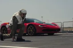 Fabio Barone e l'impresa sulla portaerei Garibaldi: con la SF90 è nuovo Guinness World Record [VIDEO]